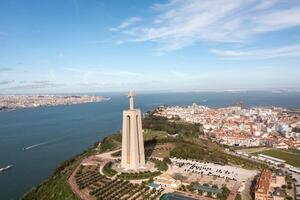 panoramique drone vue Cristo rei statue dans almada photo