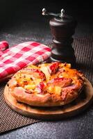 petit Pizza avec Crabe Garniture servi dans Pizza Restaurants, mini pizza, italien nourriture, chaud Pizza avec Crabe Garniture. photo