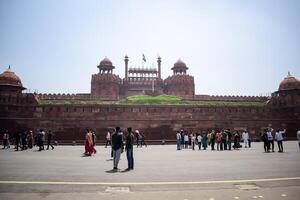 Nouveau Delhi, Inde - avril 15 2024 - non identifié touristes à rouge fort situé dans vieux Delhi, Inde, vue à l'intérieur delhi rouge fort le célèbre Indien Repères photo