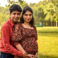 Indien couple posant pour maternité tirer pose pour accueillant Nouveau née bébé dans lodhi jardin dans delhi Inde, maternité photo tirer terminé par Parents pour accueillant leur enfant, pré bébé photo tirer