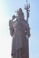 gros statue de Seigneur shiva près delhi international aéroport, Delhi, Inde, Seigneur shiv gros statue émouvant ciel à principale Autoroute mahipalpur, delhi photo