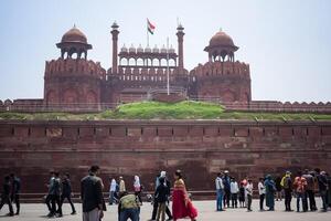 Nouveau Delhi, Inde - avril 15 2024 - non identifié touristes à rouge fort situé dans vieux Delhi, Inde, vue à l'intérieur delhi rouge fort le célèbre Indien Repères photo