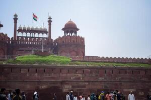 Nouveau Delhi, Inde - avril 15 2024 - non identifié touristes à rouge fort situé dans vieux Delhi, Inde, vue à l'intérieur delhi rouge fort le célèbre Indien Repères photo