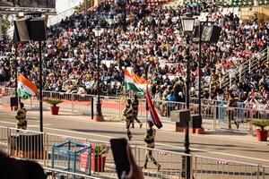 wagah frontière, Amritsar, Pendjab, Inde, 02 février 2024 - drapeau la cérémonie par frontière Sécurité Obliger BSF gardes à Inde-Pakistan frontière près attari Amritsar, Pendjab, Inde tenue chaque journée soir temps photo