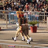 wagah frontière, Amritsar, Pendjab, Inde, 02 février 2024 - drapeau la cérémonie par frontière Sécurité Obliger BSF gardes à Inde-Pakistan frontière près attari Amritsar, Pendjab, Inde tenue chaque journée soir temps photo