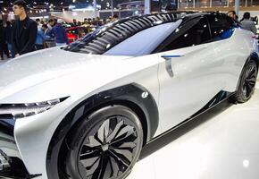 noida, uttar pradesh, Inde, 28 novembre 2023- le futuriste conduite autonome pleinement autonome électrique, diesel et essence voiture affiché à un auto expo 2023. Créatif voiture conçu pour voiture avenir. photo
