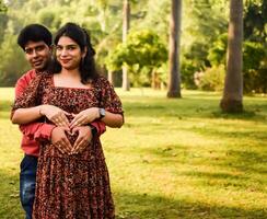 Indien couple posant pour maternité tirer pose pour accueillant Nouveau née bébé dans lodhi jardin dans delhi Inde, maternité photo tirer terminé par Parents pour accueillant leur enfant, pré bébé photo tirer