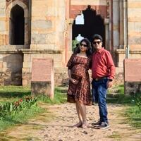 Indien couple posant pour maternité tirer pose pour accueillant Nouveau née bébé dans lodhi jardin dans delhi Inde, maternité photo tirer terminé par Parents pour accueillant leur enfant, pré bébé photo tirer