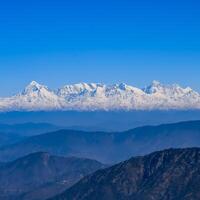 très haut sommet du nainital, inde, la chaîne de montagnes visible sur cette photo est la chaîne de l'himalaya, beauté de la montagne à nainital dans l'uttarakhand, inde