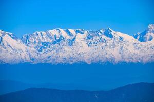 très haut sommet du nainital, inde, la chaîne de montagnes visible sur cette photo est la chaîne de l'himalaya, beauté de la montagne à nainital dans l'uttarakhand, inde