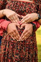 Indien couple posant pour maternité tirer pose pour accueillant Nouveau née bébé dans lodhi jardin dans delhi Inde, maternité photo tirer terminé par Parents pour accueillant leur enfant, pré bébé photo tirer