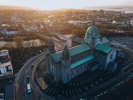 vues de Galway cathédrale dans Galway, Irlande par drone photo