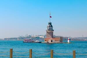 de jeune fille la tour alias kiz kulesi avec une tour bateau et paysage urbain de Istanbul photo