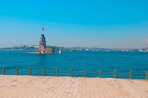 de jeune fille la tour alias kiz kulesi et paysage urbain de Istanbul à jour photo