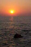 le coucher du soleil sur le Contexte de le falaises de goa photo