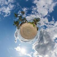 noix de coco des arbres dans jungle dans Indien tropique village sur mer rive sur peu planète dans bleu ciel, transformation de sphérique 360 panorama. sphérique abstrait vue avec courbure de espace. photo