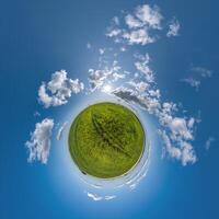 Facile minuscule planète sans pour autant bâtiments dans bleu ciel avec magnifique des nuages. transformation de sphérique panorama 360 degrés. sphérique abstrait aérien voir. courbure de espace. photo