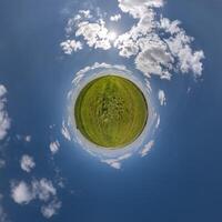 Facile minuscule planète sans pour autant bâtiments dans bleu ciel avec magnifique des nuages. transformation de sphérique panorama 360 degrés. sphérique abstrait aérien voir. courbure de espace. photo