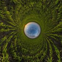 bleu trou sphère peu planète à l'intérieur le sable ou sec herbe rond Cadre Contexte photo