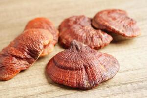 champignon lingzhi ou reishi avec capsules, aliments sains et naturels biologiques. photo