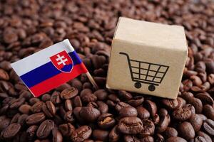 la slovaquie drapeau avec achats Chariot sur café haricots, achats en ligne pour exportation ou importer nourriture produit. photo