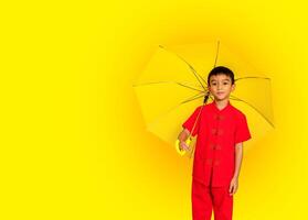 garçon mode portant une style chinois chemise en portant une Jaune parapluie pose pour une photo tirer.