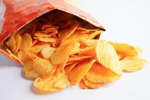 croustilles de pommes de terre dans un sac ouvert, délicieux assaisonnement pour barbecue épicé pour les frites, collations frites en tranches fines de restauration rapide. photo