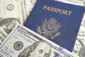 nous passeport avec Etats-Unis dollar argent, américain citoyenne dans uni États de Amérique. photo