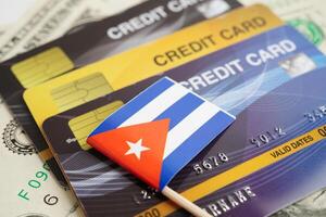 Cuba drapeau sur crédit carte, la finance économie commerce achats en ligne entreprise. photo