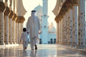 une homme et une enfant sont en marchant vers le bas une rue dans une étranger pays photo