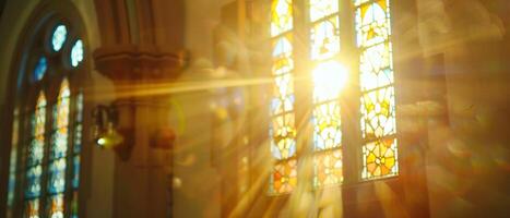 une fenêtre avec une Soleil brillant par dans église photo