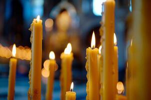 église bougies. Pâques. christianisme - orthodoxie. Baptême, bougies pour repos, bougies pour santé photo