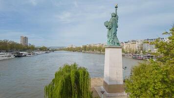 printemps vue de le statue de liberté réplique sur le ile aux les cygnes, surplombant le Seine dans Paris, France, capturé sur avril 14ème, 2024, symbolisant liberté et franco américain relation amicale photo