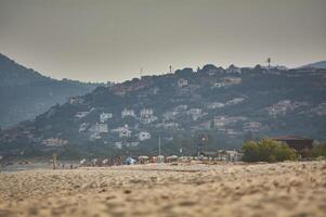 le village de montagne surplombant la plage. photo