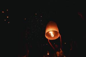 chiang mai - Thaïlande novembre 27, 2023 touristes Heureusement célébrer libération lanternes à le loi Krathong yi peng lanterne Festival selon à thaïlandais culturel traditions. photo