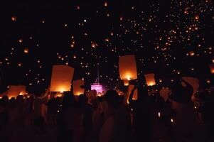 chiang mai - Thaïlande novembre 27, 2023 touristes Heureusement célébrer libération lanternes à le loi Krathong yi peng lanterne Festival selon à thaïlandais culturel traditions. photo