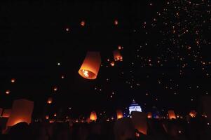 chiang mai - Thaïlande novembre 28, 2023 touristes Heureusement célébrer libération lanternes à le loi Krathong yi peng lanterne Festival selon à thaïlandais culturel traditions. photo