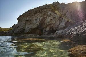 la grotte sur la plage photo