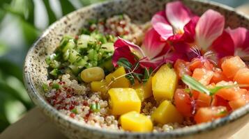 une tropical quinoa bol avec cuit fleurit de le hibiscus fleur ajouter une Tarte et acidulé saveur photo