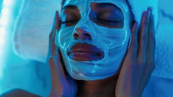 une femme appliquant une refroidissement visage masque après un infrarouge sauna session sentiment rafraîchi et prêt pour une reposant nuits dormir. photo