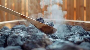 vapeur monte de une en bois louche comme il verse l'eau sur chaud rochers dans le sauna. le du son de grésillant l'eau remplit le air création une calmant atmosphère post-yoga. photo