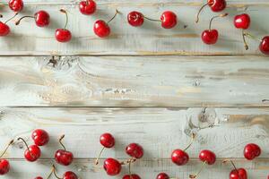 aérien vue de Frais cerises épars sur une lumière en bois tableau, Naturel lumière du soleil photo