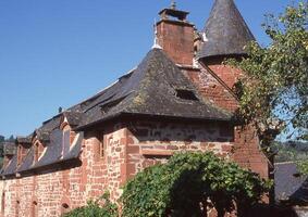 une grand bâtiment avec une l'horloge la tour photo