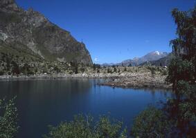 une Lac entouré par montagnes photo