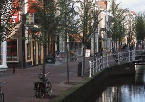 une canal avec une pont et une bicyclette chemin photo