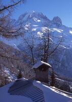 une neigeux Montagne photo