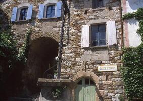 une bâtiment avec une l'horloge sur il photo