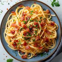 spaghetti carbonara isolé sur blanc Contexte avec ombre. spaghetti carbonara sur assiette Haut voir. italien cuisine photo