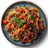 spaghetti bolognaise isolé sur blanc Contexte avec ombre. spaghetti bolognaise sur assiette Haut voir. italien cuisine photo