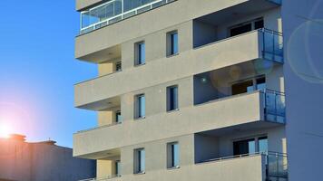 Résidentiel zone avec moderne appartement bâtiment. façade de une moderne appartement bâtiment. photo